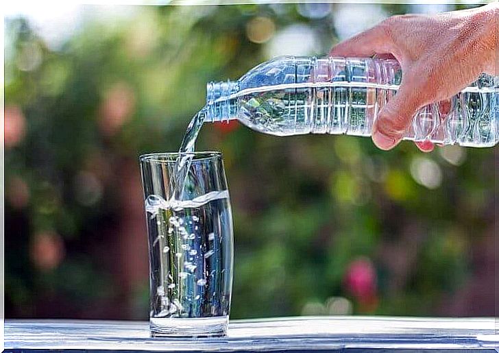 distilled water to clean a glass table