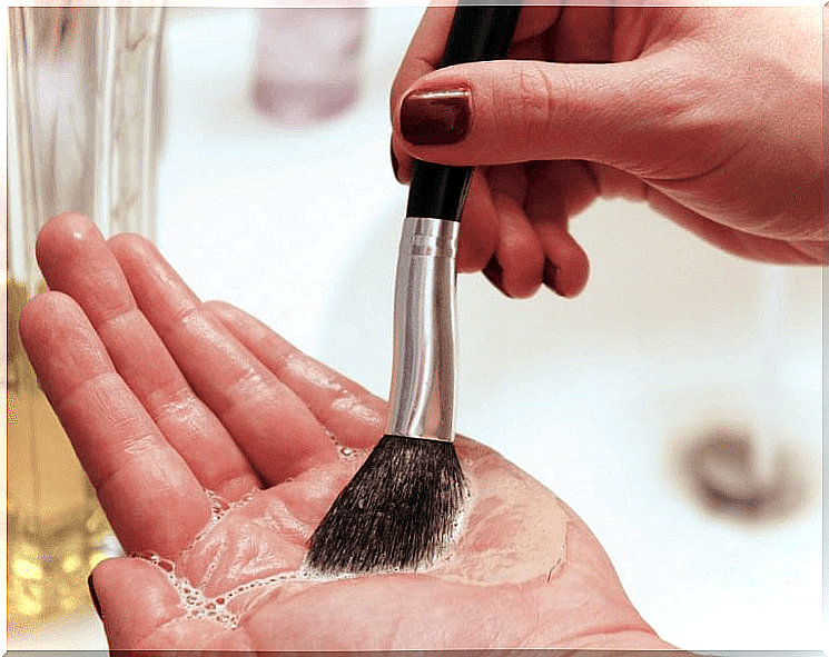 hand-makeup brush