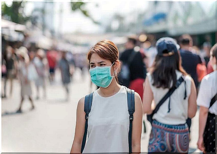 In the street, it is important to wear masks to protect yourself from the coronavirus 