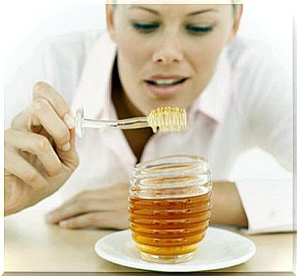 honey to exfoliate the skin 