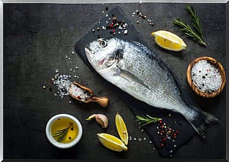 Fish is recommended for dinner for pregnant women.