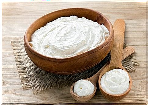 Treatment to remove calluses from the feet: benefits of yogurt